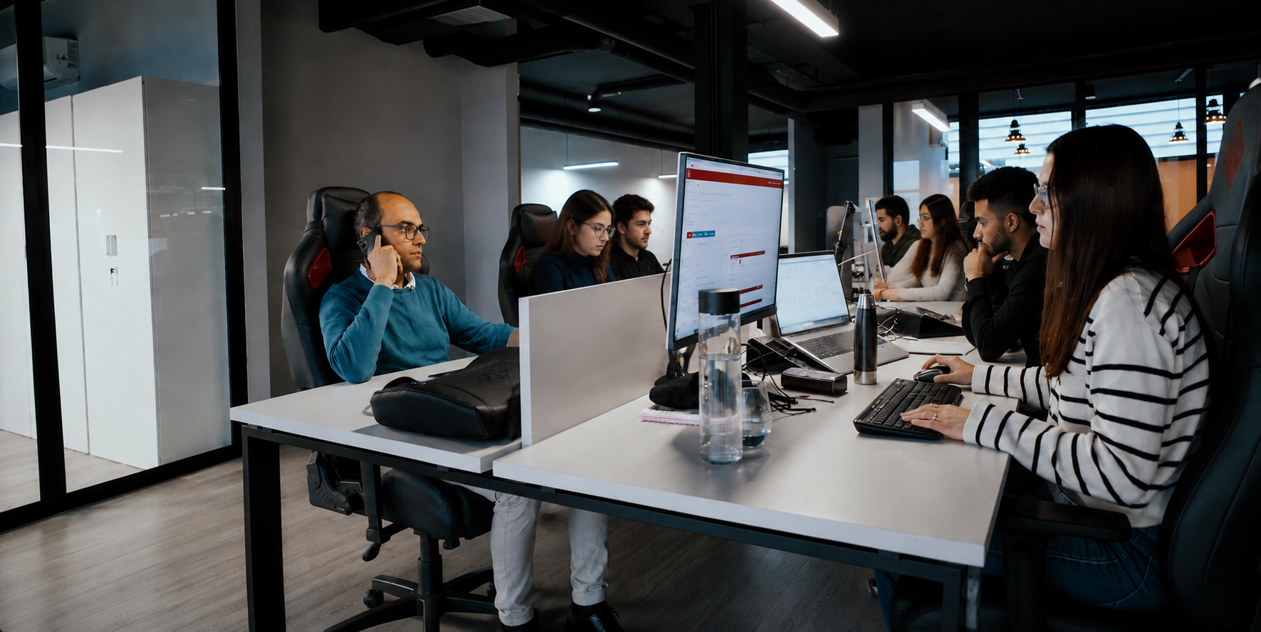 Equipa IDRYL a trabalhar no escritório